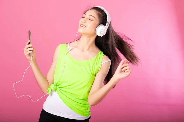 Portrait Une Femme Heureuse Séduisante Tenue Été Écoutant Dansant Musique — Photo