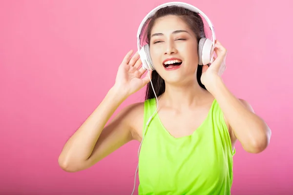 Retrato Una Mujer Atractiva Feliz Traje Verano Escuchando Bailando Música —  Fotos de Stock