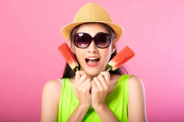 Porträt Einer Glücklichen Attraktiven Frau Sommergrünem Outfit Mit Hut Und — Stockfoto