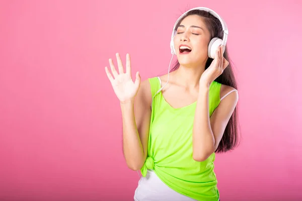 Retrato Una Mujer Atractiva Feliz Traje Verano Escuchando Bailando Música —  Fotos de Stock