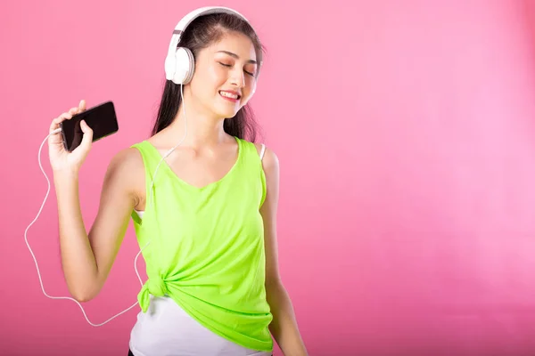 Retrato Una Mujer Atractiva Feliz Traje Verano Escuchando Bailando Música —  Fotos de Stock