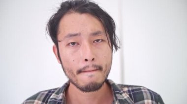Hipster portre. Duygusal göz üzgün: kamera, hüzünlü ruh hali ile Asya adam.