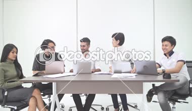 İş görüşmesi. Küçük iş toplantı odasında başlatmak. Hintli adam ile Asya takım tamamlandıktan yaptıkları toplantıda, alkışlar. Yeni iş modeli başlamak kavramları.