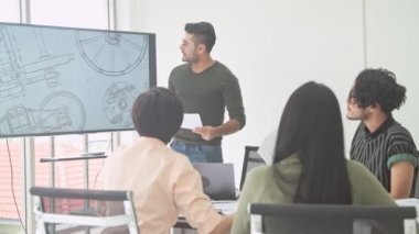 İş görüşmesi. Küçük iş toplantı odasında başlatmak. Hintli bir sonraki büyük fikri Asya ekibine sunulması. Yeni iş modeli başlamak kavramları.