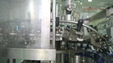 Şişe dolum Makinası. Yüksek hızda otomatik sıvı şişe dolum Makinası. Üretim ve üretim içki. Mükemmellik üretim kavramı. 