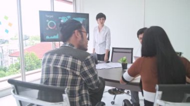 İş görüşmesi. Küçük iş toplantı odasında başlatmak. Erkek ve kadın bir sonraki büyük fikri beyin fırtınası ile Asya takımı. Yeni iş modeli başlamak kavramları.