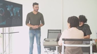 İş görüşmesi. Küçük iş toplantı odasında başlatmak. Hintli bir sonraki büyük fikri, Asya ekibine sunulması alkışlar. Yeni iş modeli başlamak kavramları.