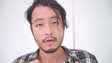 Hipster portre. Duygusal göz üzgün: kamera, hüzünlü ruh hali ile Asya adam.