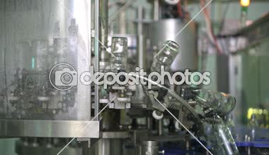 Şişe dolum Makinası. Yüksek hızda otomatik sıvı şişe dolum Makinası. Üretim ve üretim içki. Mükemmellik üretim kavramı. 