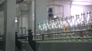 Şişe dolum Makinası. Yüksek hızda otomatik sıvı şişe dolum Makinası. Üretim ve üretim içki. Mükemmellik üretim kavramı.