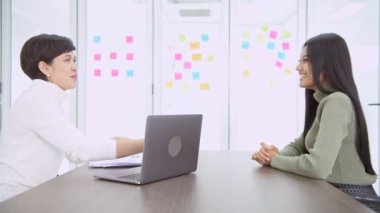 Genç Asyalı kadın onun iş görüşmesi tamamlandı ve bir iş buldum. Genç kariyer kavramı.