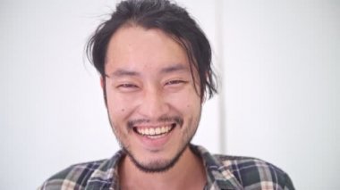 Hipster portre. Duygusal göz üzgün: kamera, mutlu ruh hali ile Asya adam.