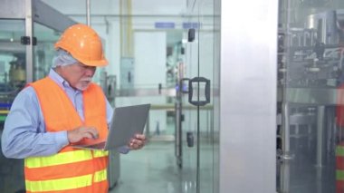 Kalite kontrol fabrikasında. Tky, Tpm metodoloji kullanarak fabrikası bir sıvı dolum şişesi makine teftiş üst düzey Çinli kalite güvence ekibi. Mükemmellik üretim kavramı.