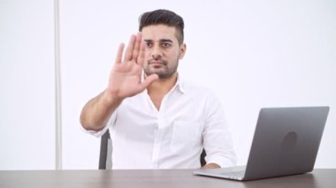 Dizüstü bilgisayar kullanan iş adam. Hintli adam acil düğmesi, kaydırma, HUD Vfx yerleşimi için.