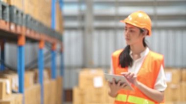 Kalite Denetçisi'nde küçük depo. Genç Çinli kadın Müfettiş küçük depo emniyet gerçek ambarındaki teftiş.