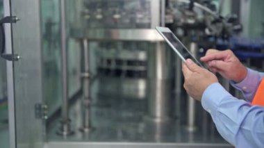 Kalite kontrol fabrikasında. Tky, Tpm metodoloji kullanarak fabrikası bir sıvı dolum şişesi makine teftiş üst düzey Çinli kalite güvence ekibi. Mükemmellik üretim kavramı.