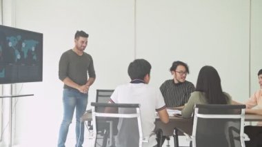 İş görüşmesi. Küçük iş toplantı odasında başlatmak. Hintli bir sonraki büyük fikri, Asya ekibine sunulması alkışlar. Yeni iş modeli başlamak kavramları.