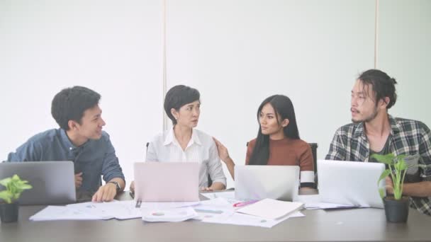 Reunião Negócios Pequena Reunião Negócios Arranque Sala Equipe Asiática Com — Vídeo de Stock