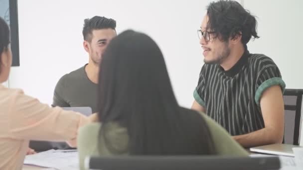 Zakelijke Bijeenkomst Start Klein Zakelijke Bijeenkomst Kamer Aziatische Team Met — Stockvideo