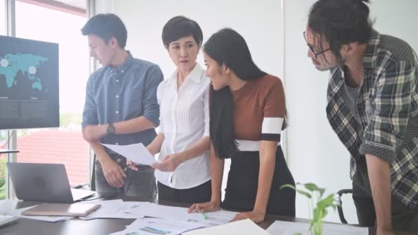 Reunión Negocios Pequeña Reunión Negocios Sala Equipo Asiático Con Hombres — Vídeos de Stock