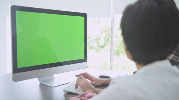 商务会议 小启动小组讨论在房间里 年轻的亚裔男子向他的团队介绍了他在绿色屏幕计算机上的想法 新的业务模式启动概念 — 图库视频影像
