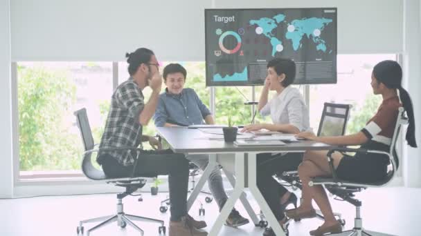 Reunión Negocios Pequeña Reunión Negocios Sala Equipo Asiático Con Hombres — Vídeo de stock