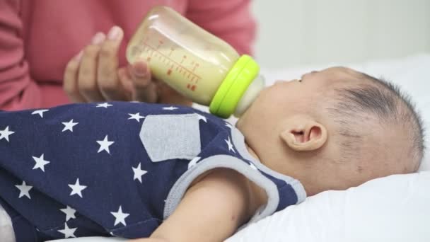 Maman Donne Lait Bébé Jeune Mère Chinoise Donnant Lait Biberon — Video