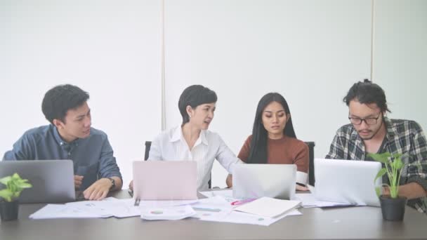 Reunión Negocios Pequeña Reunión Negocios Sala Equipo Asiático Con Hombres — Vídeos de Stock