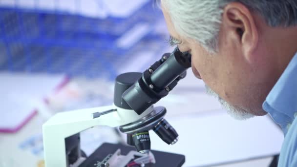 Primer Plano Laboratorio Científico Senior Mirando Microscopio Senior Asiático Hombre — Vídeo de stock