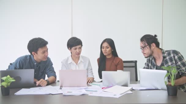 Reunión Negocios Pequeña Reunión Negocios Sala Equipo Asiático Con Hombres — Vídeos de Stock