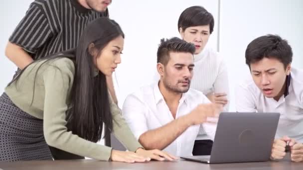 失去业务团队 亚洲商人和女人 印度男人看着笔记本电脑 喊着要大的损失和不安 失败启动 Ups — 图库视频影像