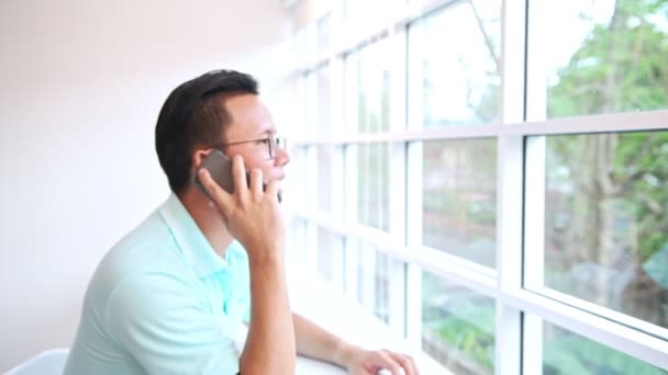 Hombre Negocios Confianza Sentado Oficina Hablando Por Teléfono Joven Hombre — Vídeo de stock