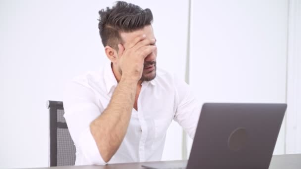 不高兴的商人肖像与笔记本电脑 穿着白色衬衣的年轻印度男人在镜头前心烦意乱 坏的工作概念 — 图库视频影像