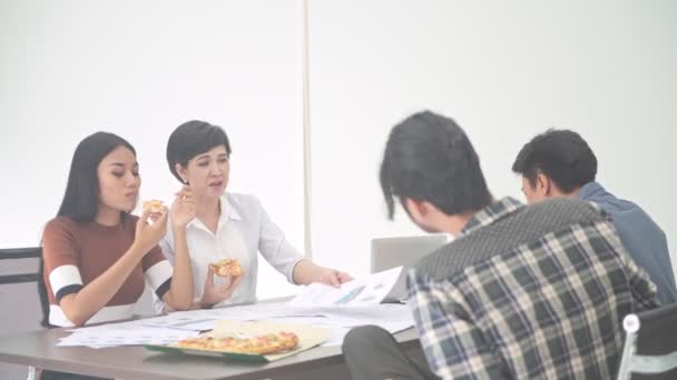 ビジネス ミーティング 小部屋でビジネス ランチ ミーティングを開始します 男性と女性のブレーンストーミング 昼食にピザを食べて座ってアジアのチーム 新たなビジネス モデルの概念を開始します — ストック動画