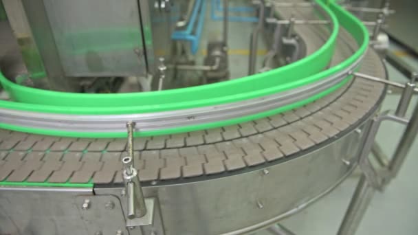 Glasflaschenfüllmaschine Der Fabrik Flaschenreihe Einem Förderband Der Fabrikproduktion Aufgenommen Realer — Stockvideo