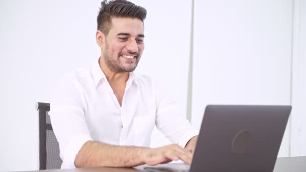 Retrato Empolgado Empresário Jovem Índio Camisa Branca Com Olhares Animados — Vídeo de Stock