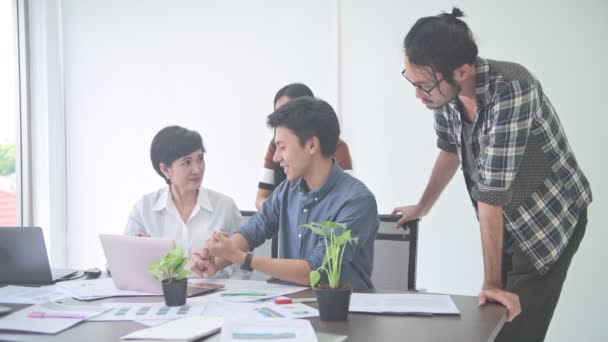 Geschäftstreffen Kleines Start Business Meeting Raum Junger Asiatischer Mann Stellt — Stockvideo