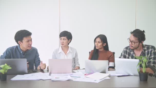 Επαγγελματική Συνάντηση Μικρό Εκκίνηση Επιχειρηματική Συνάντηση Στην Αίθουσα Ασιατική Ομάδα — Αρχείο Βίντεο