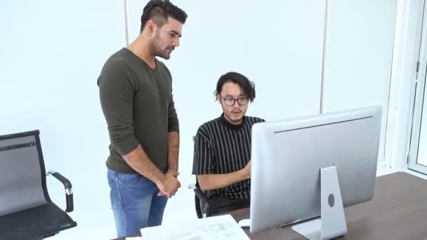 Small Team Meeting Asian Man Sitting Indian Man Arguing Work — Stock Video