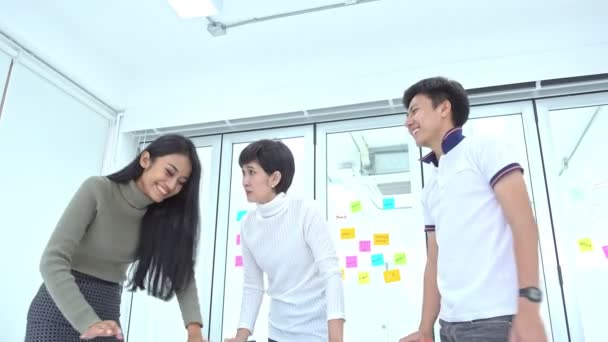 Petite Réunion Équipe Groupe Gens Affaires Asiatiques Brainstorming Avec Des — Video
