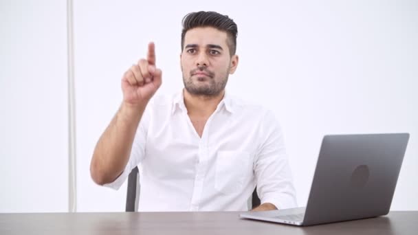 Homem Negócios Usando Laptop Indiano Homem Pressionando Botão Panning Para — Vídeo de Stock