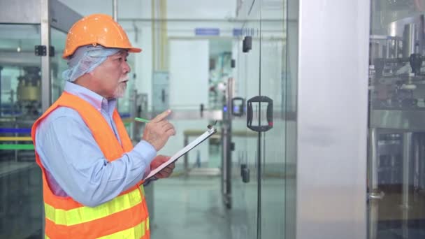 Contrôle Qualité Usine Équipe Chinoise Principale Assurance Qualité Inspectant Une — Video