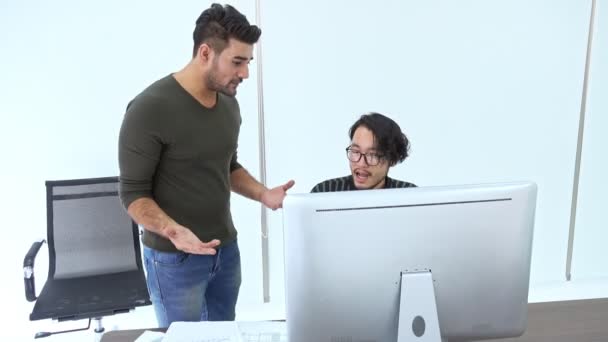 小規模なチームの会議 アジア人男性は コンピューターとの仕事について主張しているインド人と座っています マルチ倫理ビジネス チーム スタート アップ コンセプト — ストック動画