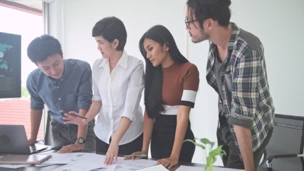 Reunión Negocios Pequeña Reunión Negocios Sala Equipo Asiático Con Hombres — Vídeos de Stock