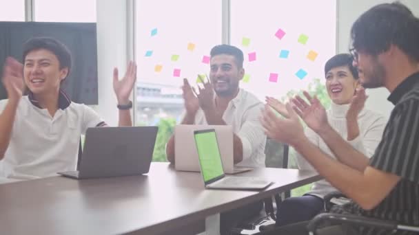 Zakelijke Bijeenkomst Start Klein Zakelijke Bijeenkomst Kamer Aziatische Team Met — Stockvideo