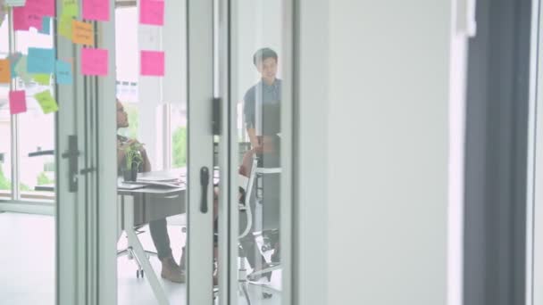 Zakelijke Bijeenkomst Start Klein Zakelijke Bijeenkomst Kamer Jonge Aziatische Man — Stockvideo