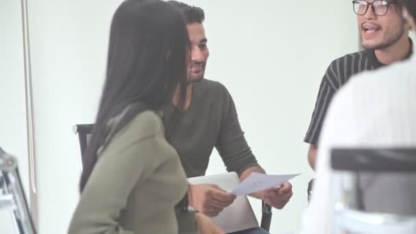 Zakelijke Bijeenkomst Start Klein Zakelijke Bijeenkomst Kamer Aziatische Team Met — Stockvideo