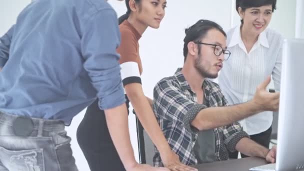 Geschäftstreffen Kleine Start Gruppe Diskussion Raum Junger Asiatischer Mann Der — Stockvideo