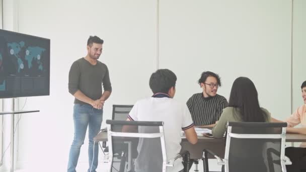 Reunião Negócios Pequena Reunião Negócios Arranque Sala Homem Indiano Apresentando — Vídeo de Stock