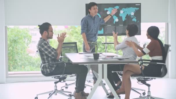 商务会议 在房间里开个小型的商务会议 年轻的亚洲男人向他的团队展示他们的商业表现 新的业务模式启动概念 — 图库视频影像